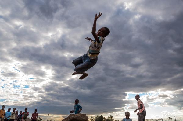 非洲小孩腾空跳跃的自娱自乐纪实摄影图---酷图编号16