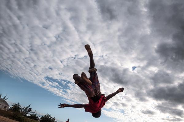 非洲小孩腾空跳跃的自娱自乐纪实摄影图---酷图编号15