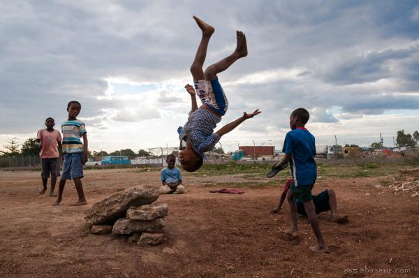 非洲小孩腾空跳跃的自娱自乐纪实摄影图---酷图编号10