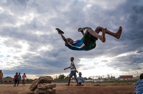 非洲小孩腾空跳跃的自娱自乐纪实摄影图---酷图编号6