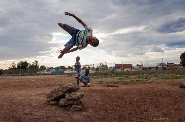 非洲小孩腾空跳跃的自娱自乐纪实摄影图---酷图编号1