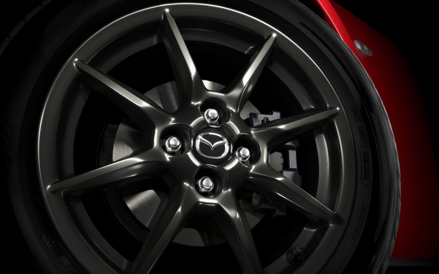 高清晰新一代马自达MX-5跑车车毂钢圈壁纸下载封面大图