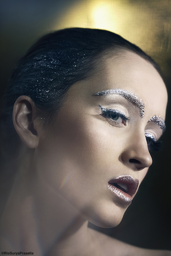 艾琳罗莎-时尚金色荧光睫毛彩妆秀---酷图编号2