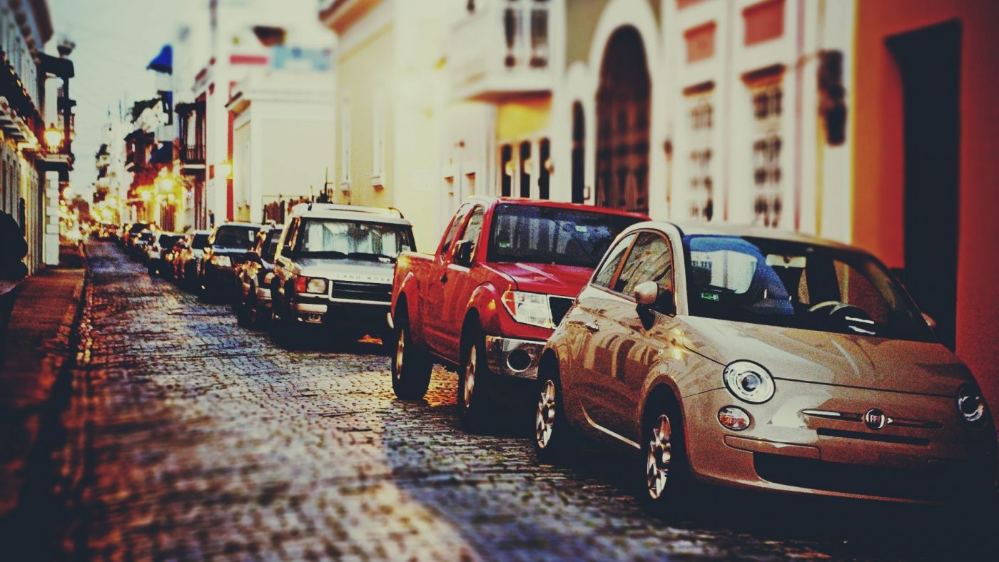 停靠在城市街道的复古汽车图片