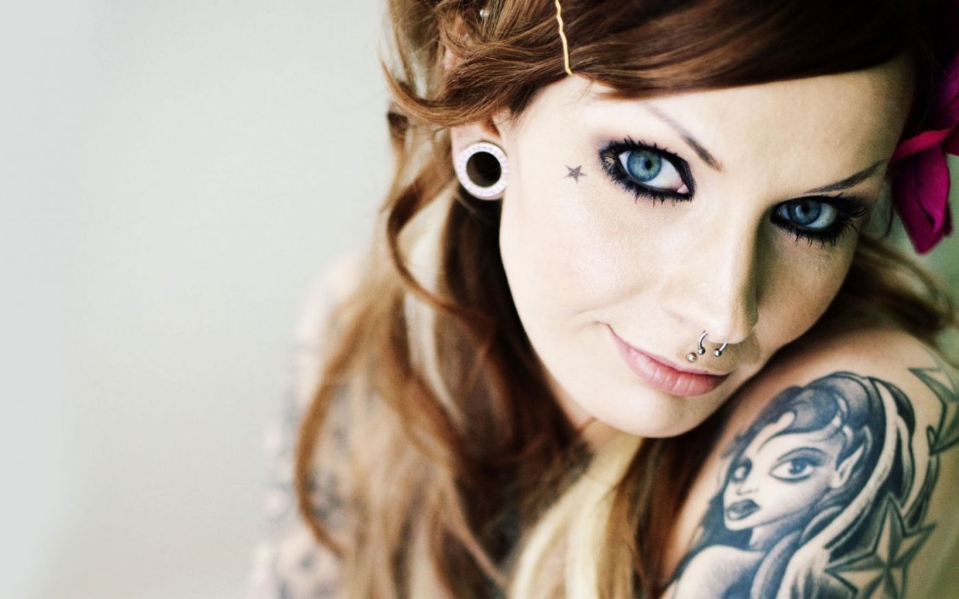 高清晰欧美纹身女孩大图电脑壁纸下载图片