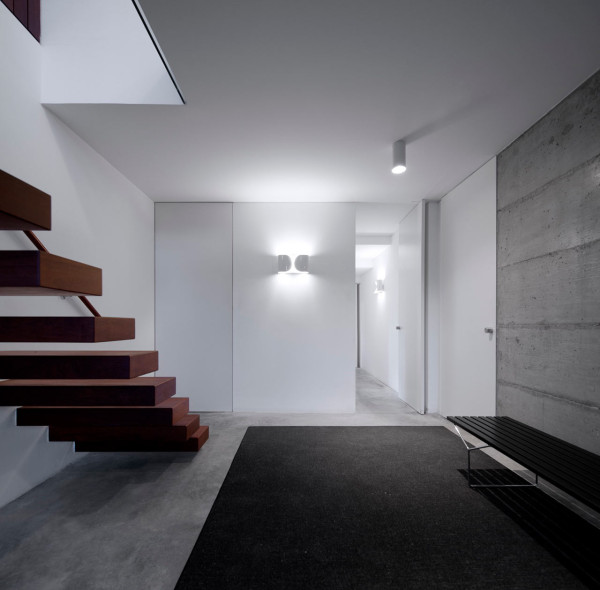 葡萄牙马蹄U型房-采用钢筋结构,一个开放的庭院,地面设有一车库,入口大厅,仓库,支持客房私人浴室,洗衣房和卫生间水池,可欣赏到高尔夫球场---酷图编号9