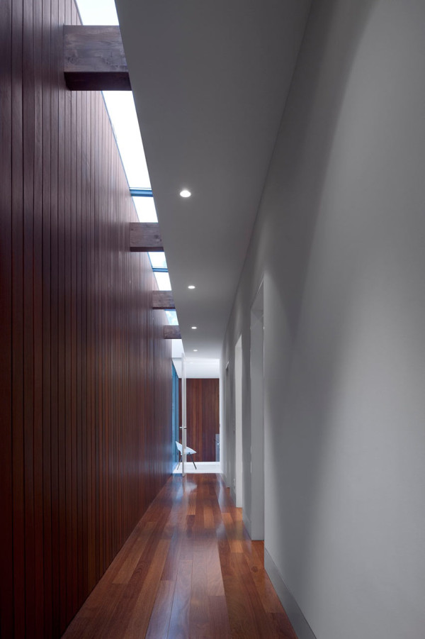 葡萄牙马蹄U型房-采用钢筋结构,一个开放的庭院,地面设有一车库,入口大厅,仓库,支持客房私人浴室,洗衣房和卫生间水池,可欣赏到高尔夫球场---酷图编号8