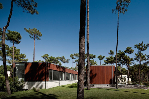 葡萄牙马蹄U型房-采用钢筋结构,一个开放的庭院,地面设有一车库,入口大厅,仓库,支持客房私人浴室,洗衣房和卫生间水池,可欣赏到高尔夫球场---酷图编号4