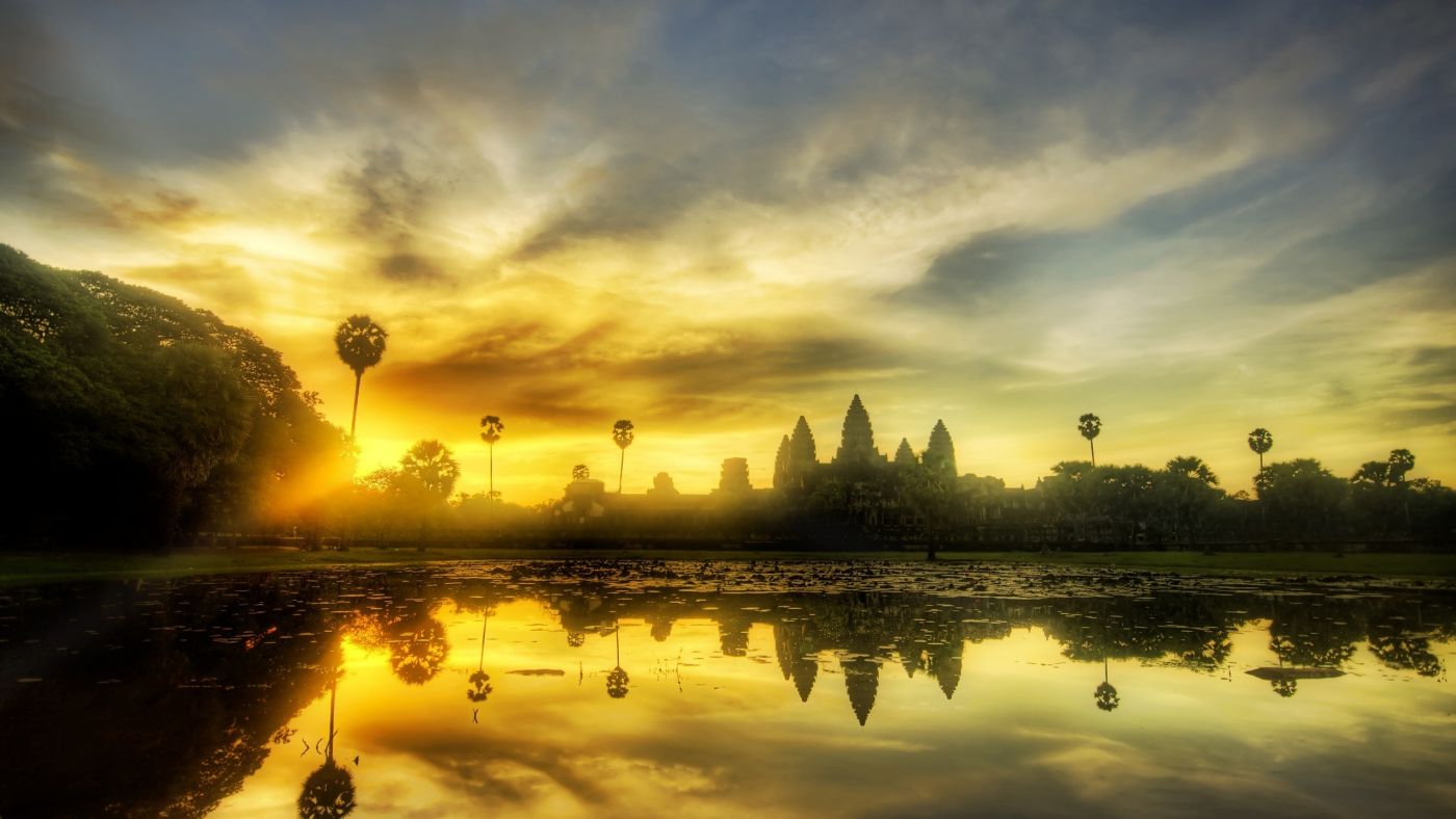 黄色晚霞湖美景图片