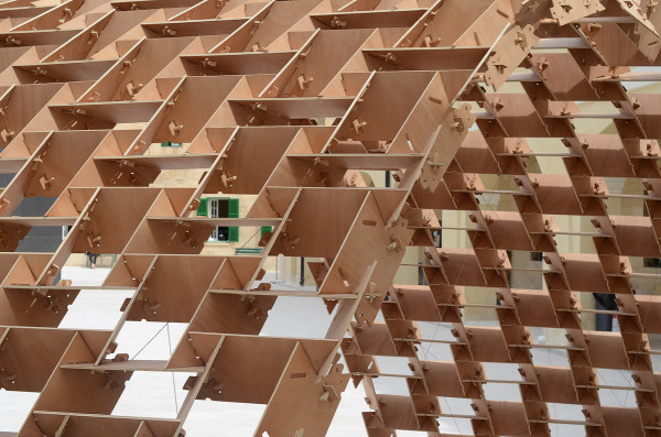 马耳他设计周-平板馆-抛物线拱顶是做出来的,通过一个环环相扣的系统连接413胶合板---酷图编号9