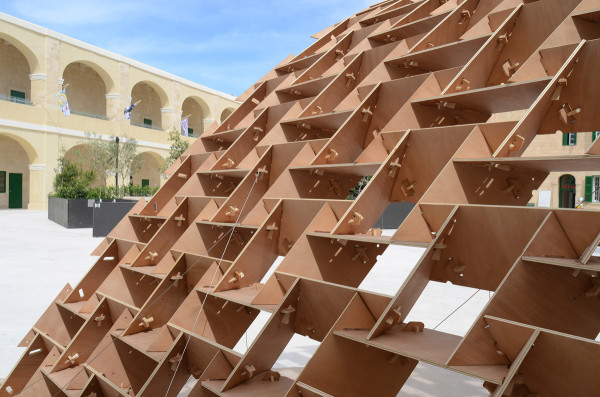 马耳他设计周-平板馆-抛物线拱顶是做出来的,通过一个环环相扣的系统连接413胶合板---酷图编号8