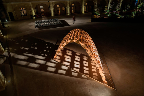 马耳他设计周-平板馆-抛物线拱顶是做出来的,通过一个环环相扣的系统连接413胶合板---酷图编号1