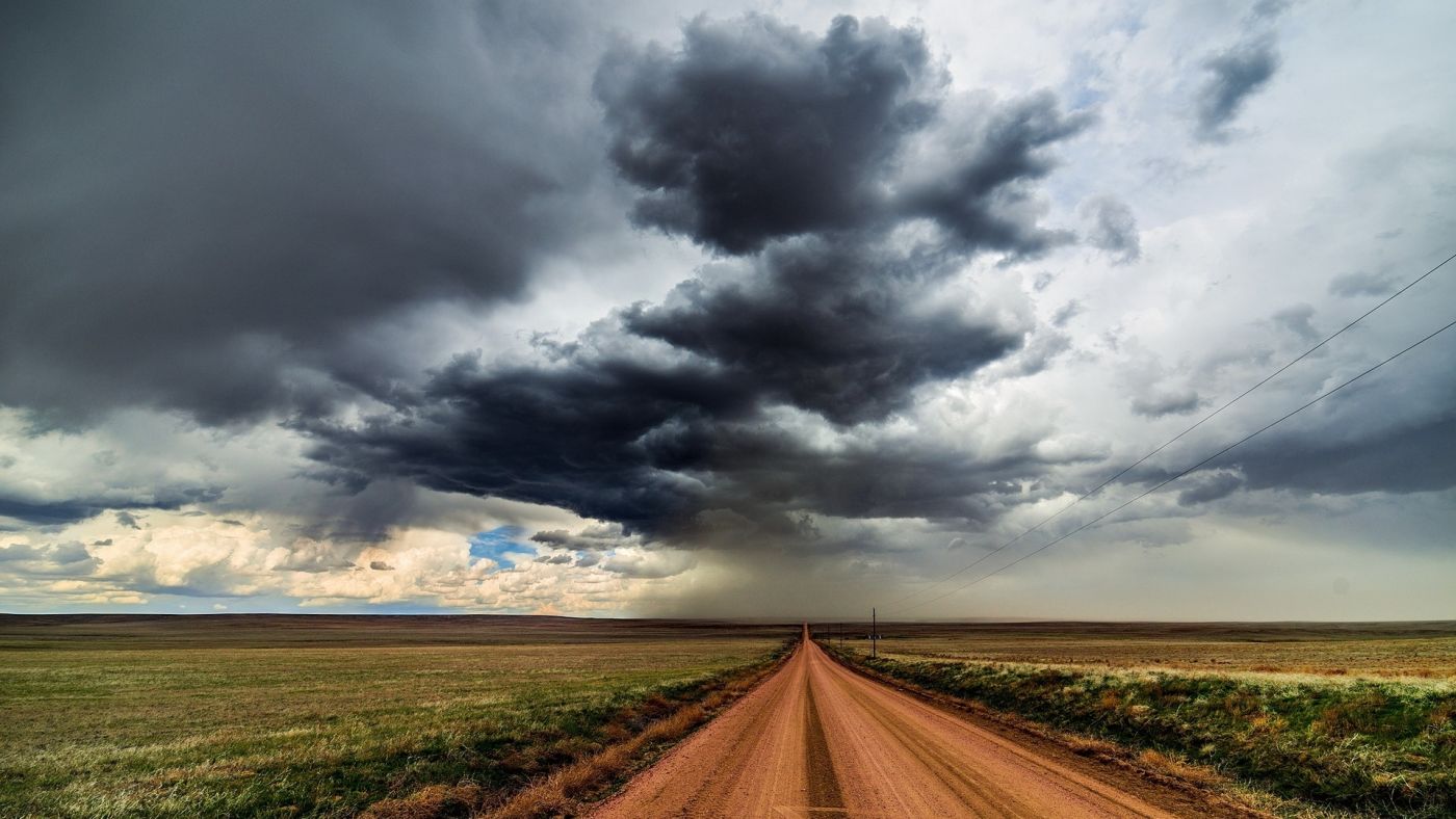 高清晰乌云下的路图片