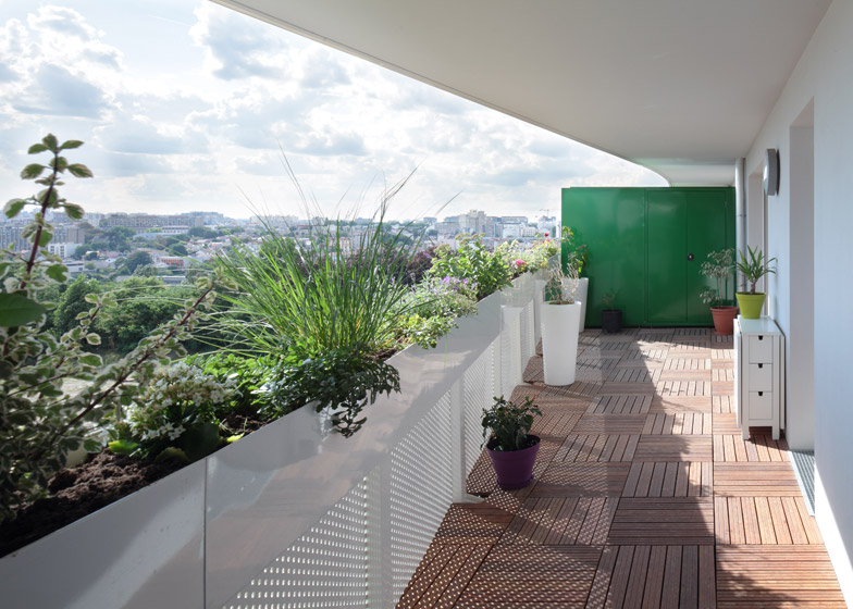 巴黎白色波浪阳台公寓建筑-纹波层在其最宽处3.2米,甲板有30平方米邻客---酷图编号1107930