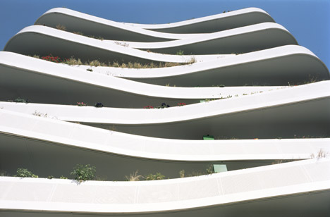 巴黎白色波浪阳台公寓建筑-纹波层在其最宽处3.2米,甲板有30平方米邻客---酷图编号1107933