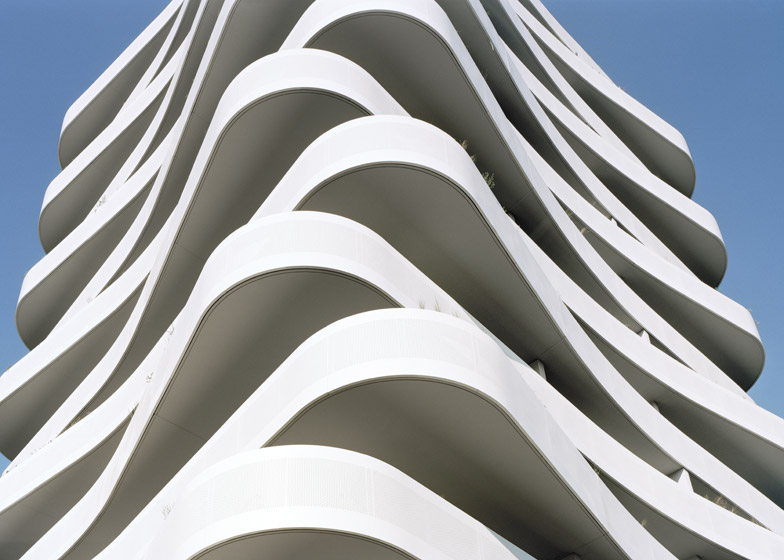 巴黎白色波浪阳台公寓建筑-纹波层在其最宽处3.2米,甲板有30平方米邻客---酷图编号1107934