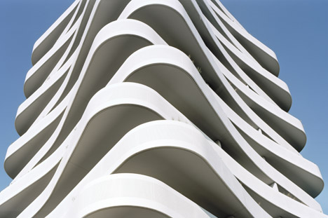 巴黎白色波浪阳台公寓建筑-纹波层在其最宽处3.2米,甲板有30平方米邻客---酷图编号1107936