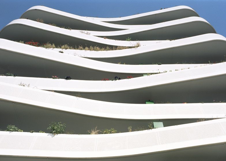 巴黎白色波浪阳台公寓建筑-纹波层在其最宽处3.2米,甲板有30平方米邻客---酷图编号1107938