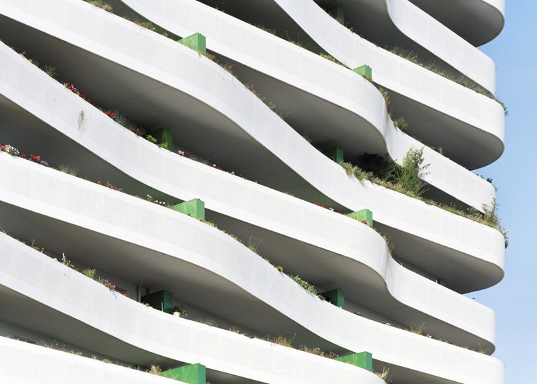 巴黎白色波浪阳台公寓建筑-纹波层在其最宽处3.2米,甲板有30平方米邻客---酷图编号1107939