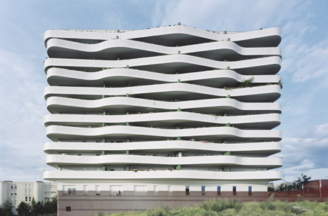 巴黎白色波浪阳台公寓建筑-纹波层在其最宽处3.2米,甲板有30平方米邻客---酷图编号1107944