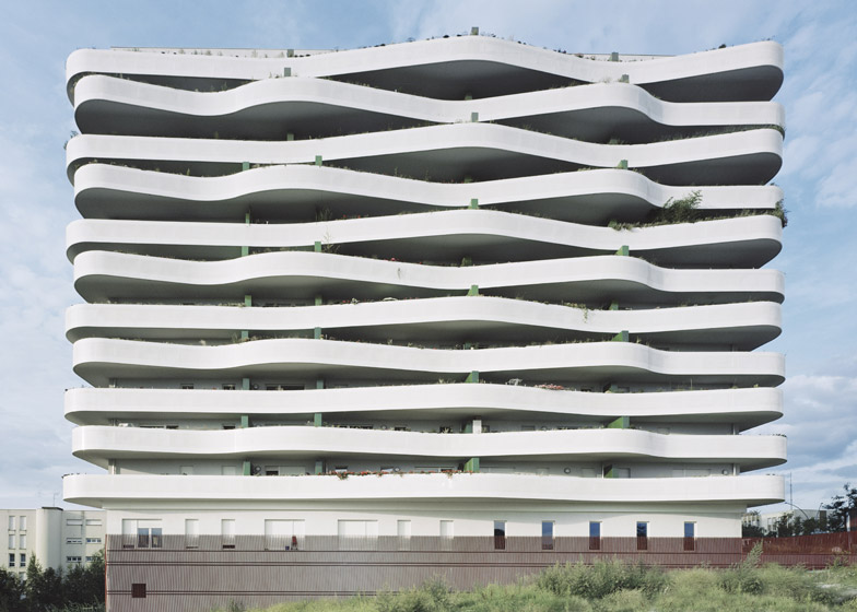 巴黎白色波浪阳台公寓建筑-纹波层在其最宽处3.2米,甲板有30平方米邻客---酷图编号1107945