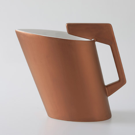 西班牙设计师Patricia Urquiola帕特里夏・奥奇拉为Bilbao餐厅设计的倾斜水壶杯---酷图编号1108227