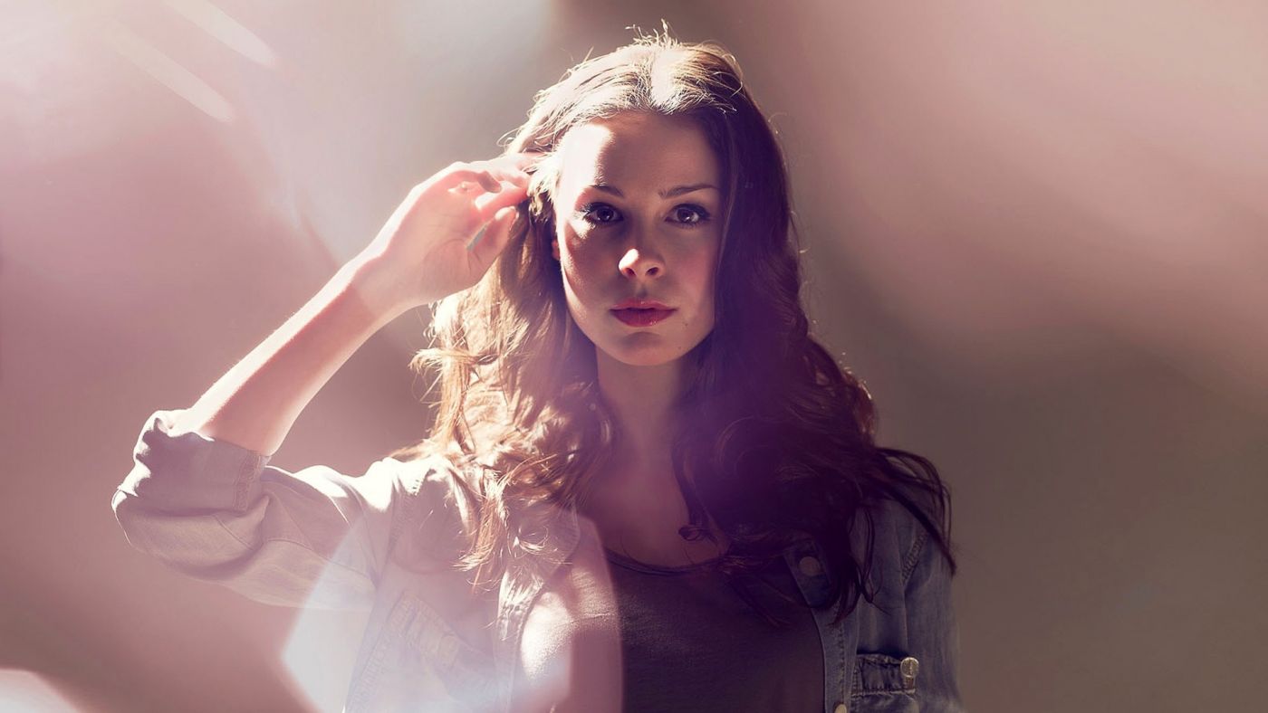 高清晰敬礼摸头发的金发美女图片