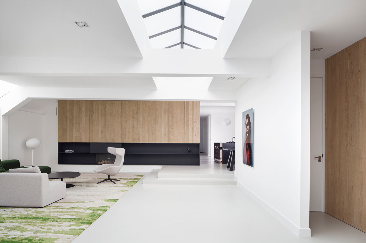 阿姆斯特丹现代明亮的家-曾经是一个车库,现在通过建筑师改造成住宅空间,主楼层房子面积达230平方米,有开放式的客厅天窗,简洁明亮的白色的墙壁和天花板,浅灰色地板,粗糙的橡木和黑面,手工编织地毯,完全是一座豪宅建筑---酷图编号1108817