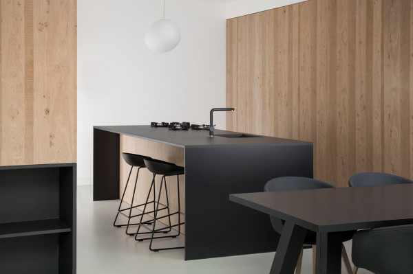 阿姆斯特丹现代明亮的家-曾经是一个车库,现在通过建筑师改造成住宅空间,主楼层房子面积达230平方米,有开放式的客厅天窗,简洁明亮的白色的墙壁和天花板,浅灰色地板,粗糙的橡木和黑面,手工编织地毯,完全是一座豪宅建筑---酷图编号1108820