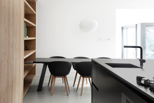 阿姆斯特丹现代明亮的家-曾经是一个车库,现在通过建筑师改造成住宅空间,主楼层房子面积达230平方米,有开放式的客厅天窗,简洁明亮的白色的墙壁和天花板,浅灰色地板,粗糙的橡木和黑面,手工编织地毯,完全是一座豪宅建筑---酷图编号1108822