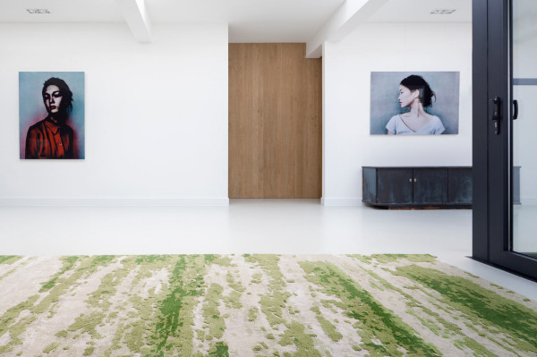 阿姆斯特丹现代明亮的家-曾经是一个车库,现在通过建筑师改造成住宅空间,主楼层房子面积达230平方米,有开放式的客厅天窗,简洁明亮的白色的墙壁和天花板,浅灰色地板,粗糙的橡木和黑面,手工编织地毯,完全是一座豪宅建筑---酷图编号1108824