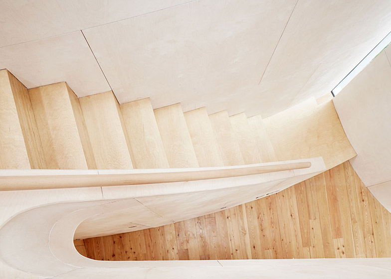 凹槽外壁双钢琴房屋-这所房子在埃克塞特,框架花园两侧,营造出一系列扩张和收缩的空间节奏---酷图编号23