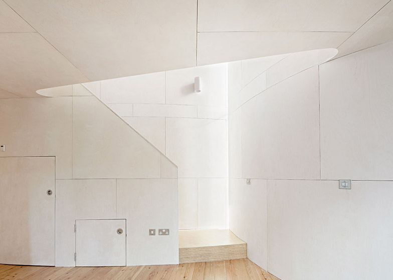 凹槽外壁双钢琴房屋-这所房子在埃克塞特,框架花园两侧,营造出一系列扩张和收缩的空间节奏---酷图编号22