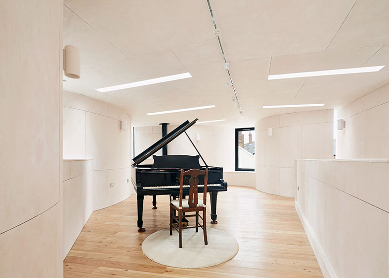 凹槽外壁双钢琴房屋-这所房子在埃克塞特,框架花园两侧,营造出一系列扩张和收缩的空间节奏---酷图编号21