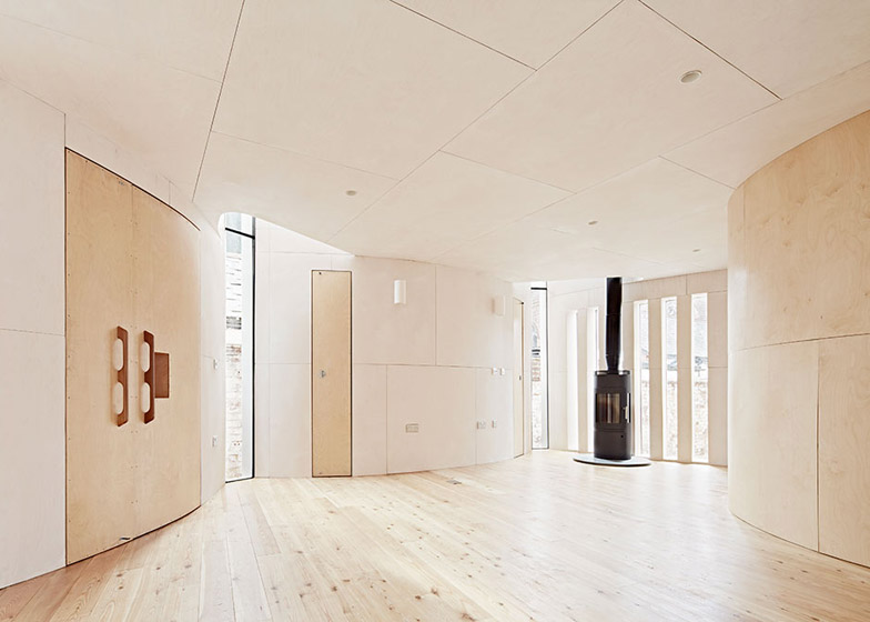 凹槽外壁双钢琴房屋-这所房子在埃克塞特,框架花园两侧,营造出一系列扩张和收缩的空间节奏---酷图编号20