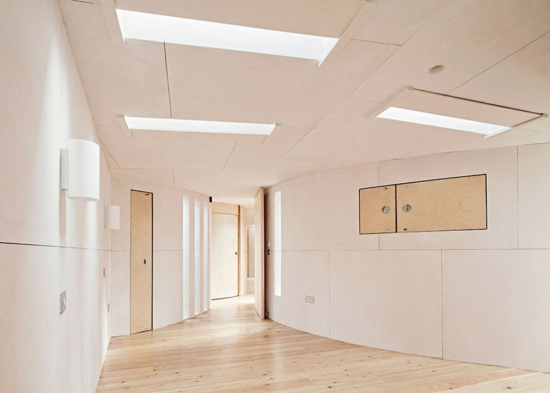 凹槽外壁双钢琴房屋-这所房子在埃克塞特,框架花园两侧,营造出一系列扩张和收缩的空间节奏---酷图编号18