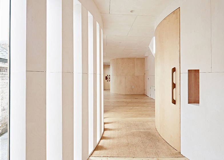 凹槽外壁双钢琴房屋-这所房子在埃克塞特,框架花园两侧,营造出一系列扩张和收缩的空间节奏---酷图编号17