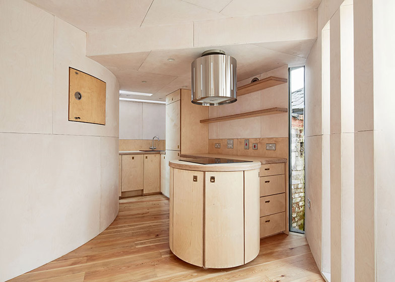 凹槽外壁双钢琴房屋-这所房子在埃克塞特,框架花园两侧,营造出一系列扩张和收缩的空间节奏---酷图编号15