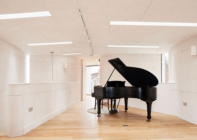 凹槽外壁双钢琴房屋-这所房子在埃克塞特,框架花园两侧,营造出一系列扩张和收缩的空间节奏---酷图编号13