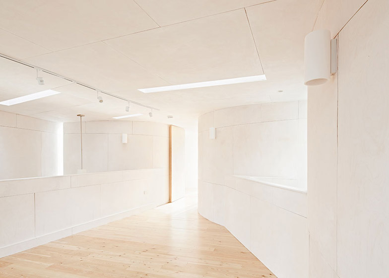 凹槽外壁双钢琴房屋-这所房子在埃克塞特,框架花园两侧,营造出一系列扩张和收缩的空间节奏---酷图编号12