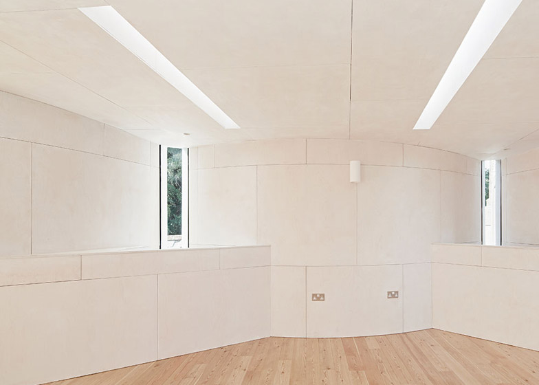 凹槽外壁双钢琴房屋-这所房子在埃克塞特,框架花园两侧,营造出一系列扩张和收缩的空间节奏---酷图编号11