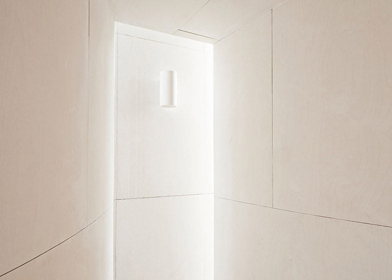 凹槽外壁双钢琴房屋-这所房子在埃克塞特,框架花园两侧,营造出一系列扩张和收缩的空间节奏---酷图编号10