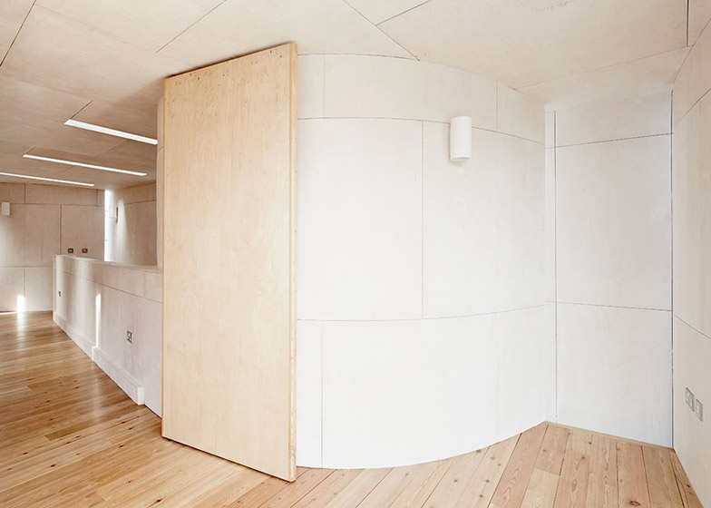 凹槽外壁双钢琴房屋-这所房子在埃克塞特,框架花园两侧,营造出一系列扩张和收缩的空间节奏---酷图编号9