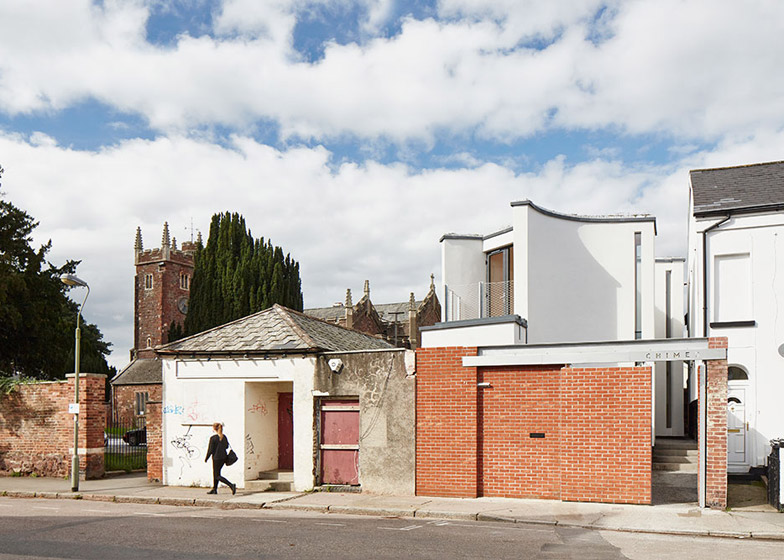 凹槽外壁双钢琴房屋-这所房子在埃克塞特,框架花园两侧,营造出一系列扩张和收缩的空间节奏---酷图编号5