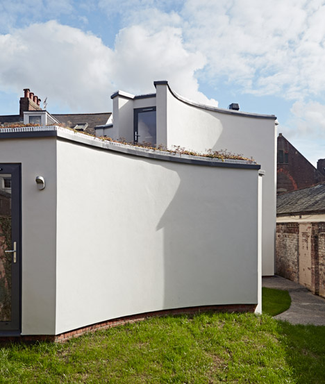 凹槽外壁双钢琴房屋-这所房子在埃克塞特,框架花园两侧,营造出一系列扩张和收缩的空间节奏---酷图编号2