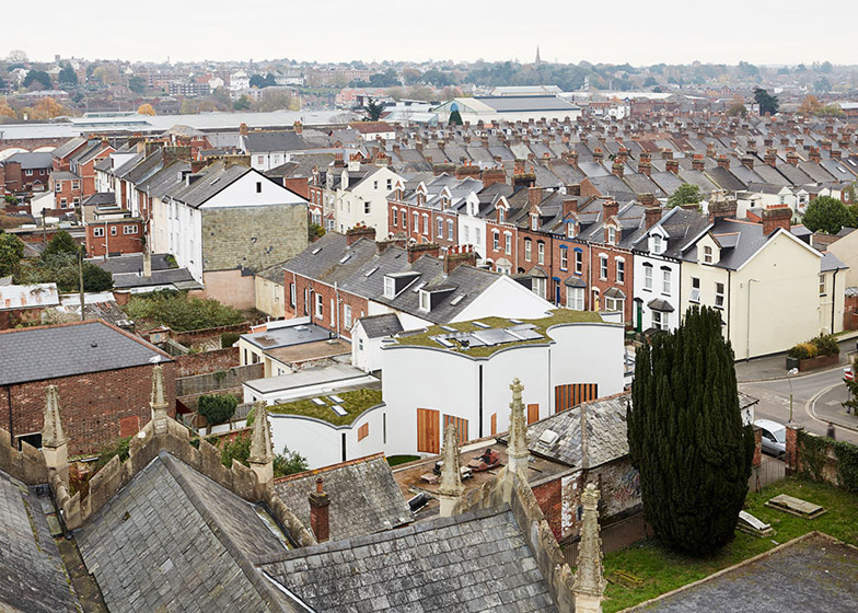 凹槽外壁双钢琴房屋-这所房子在埃克塞特,框架花园两侧,营造出一系列扩张和收缩的空间节奏---酷图编号1