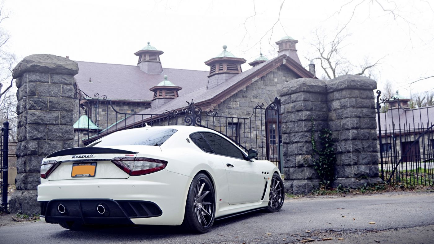 高清晰白色玛莎拉蒂跑车尾部侧面壁纸图片