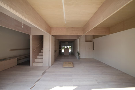 克敏佐佐木的家-半高壁网格的空间室内装饰-在日本冈崎爱知县,房子的下层有一个简单的布局,开放式的客厅和厨房中心,房间沿边缘窄,但上层的设计采用了一种更灵活的布局,为了满足13间客房的需求,同时保持它们相互开放,整个二楼被分成网格,由拱肩墙为界。---酷图编号1110277