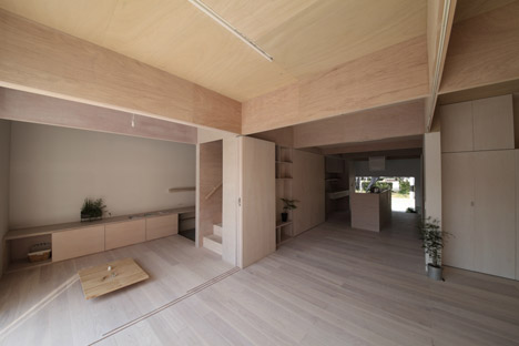 克敏佐佐木的家-半高壁网格的空间室内装饰-在日本冈崎爱知县,房子的下层有一个简单的布局,开放式的客厅和厨房中心,房间沿边缘窄,但上层的设计采用了一种更灵活的布局,为了满足13间客房的需求,同时保持它们相互开放,整个二楼被分成网格,由拱肩墙为界。---酷图编号1110279