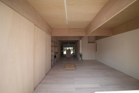 克敏佐佐木的家-半高壁网格的空间室内装饰-在日本冈崎爱知县,房子的下层有一个简单的布局,开放式的客厅和厨房中心,房间沿边缘窄,但上层的设计采用了一种更灵活的布局,为了满足13间客房的需求,同时保持它们相互开放,整个二楼被分成网格,由拱肩墙为界。---酷图编号1110280